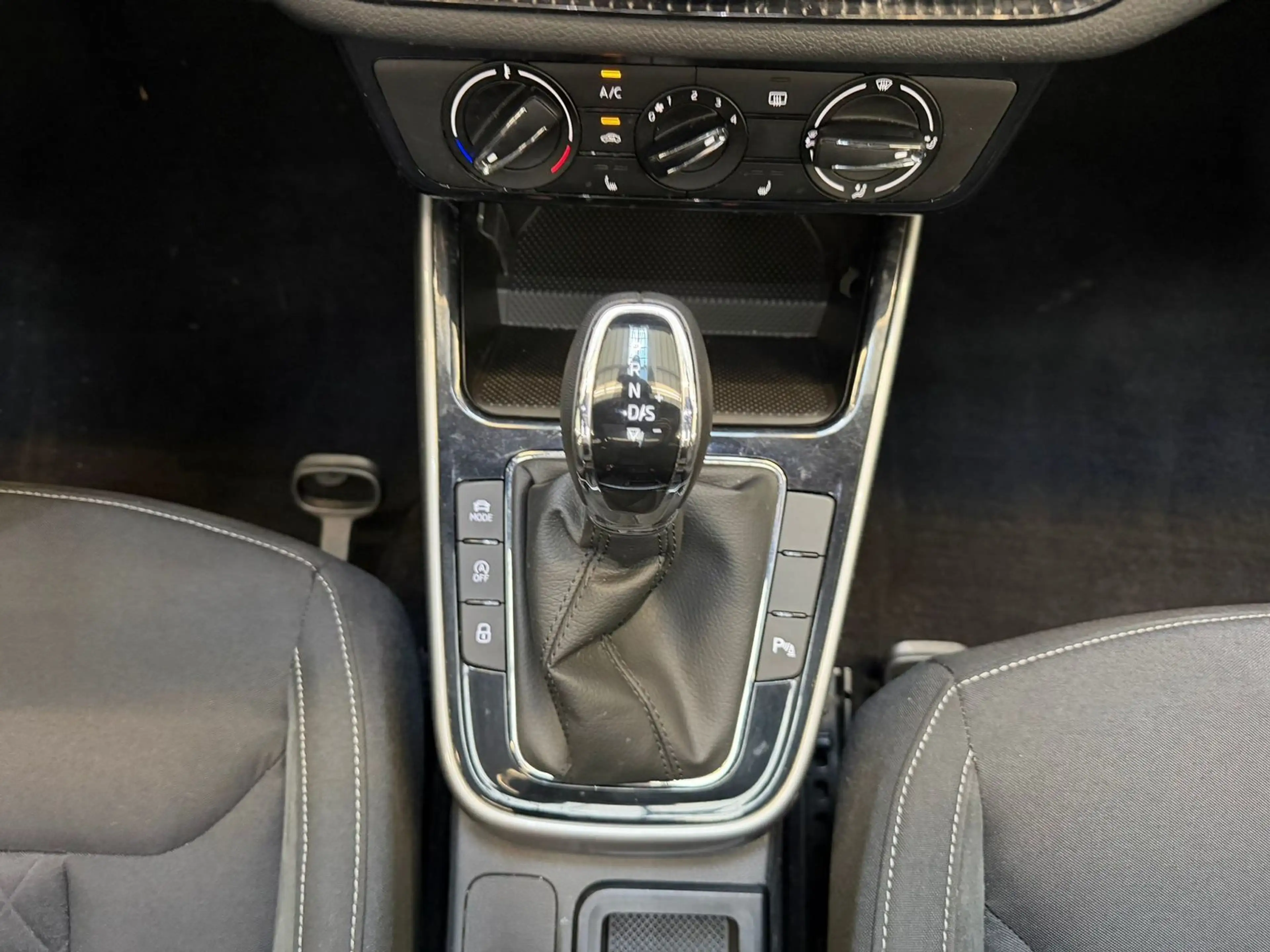 Skoda Fabia 1.5 TSI Selection  LED|Pano|SmartLink — photo 13