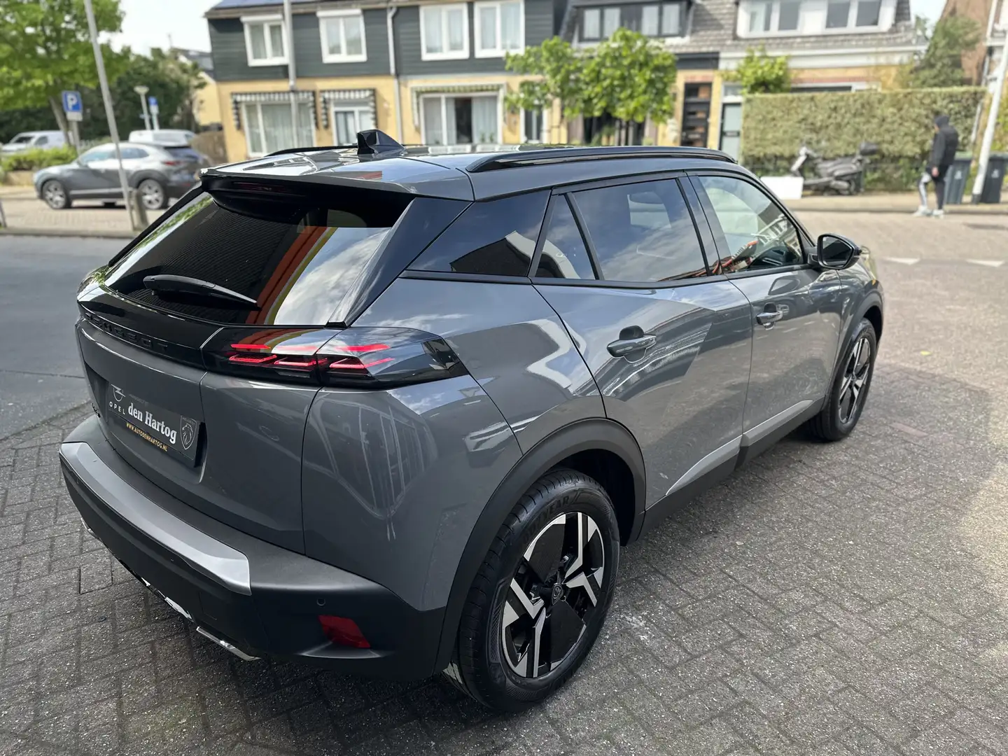 Peugeot 2008 1.2 PureTech Allure Pack 130pk/Stoelverwarming/ECC Grau - 2