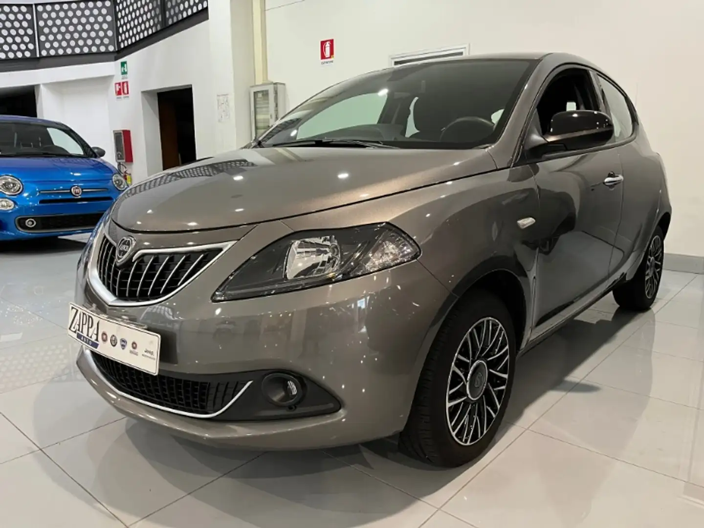 Lancia Ypsilon 1.0 FireFly 5 porte S&S Hybrid Gold Plus Grigio - 1