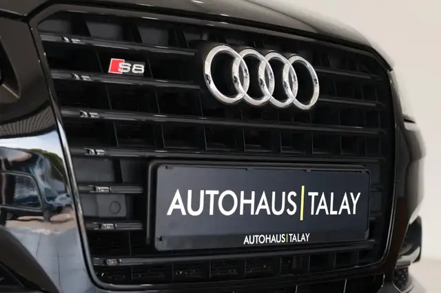 Audi S8 view 10