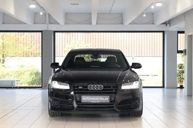 Audi S8 view 2
