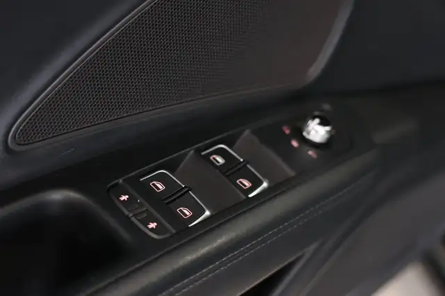 Audi S8 view 13