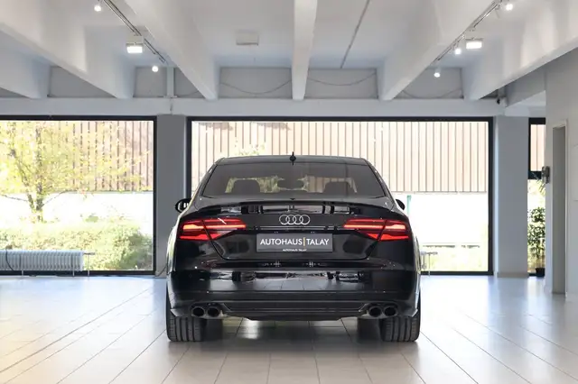 Audi S8 view 4