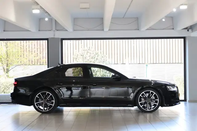 Audi S8 view 3