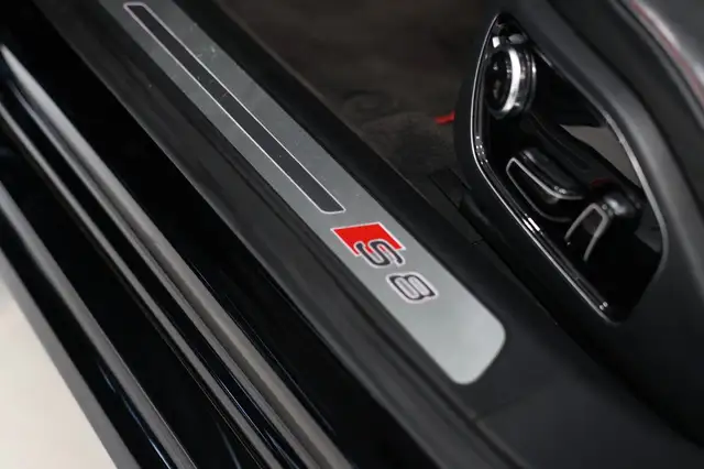 Audi S8 view 17