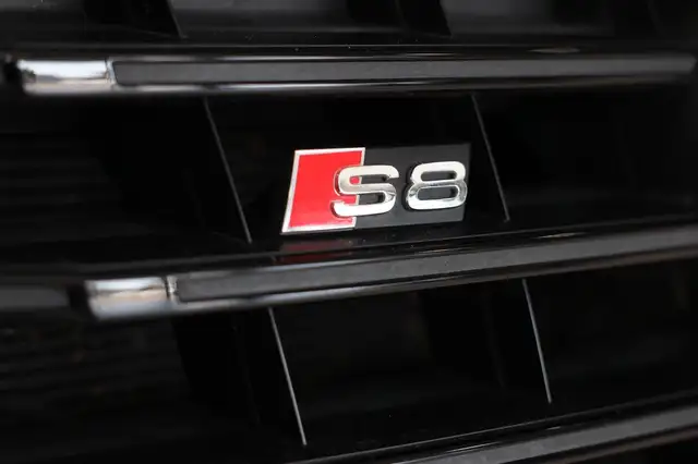 Audi S8 view 9