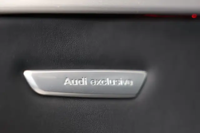 Audi S8 view 11