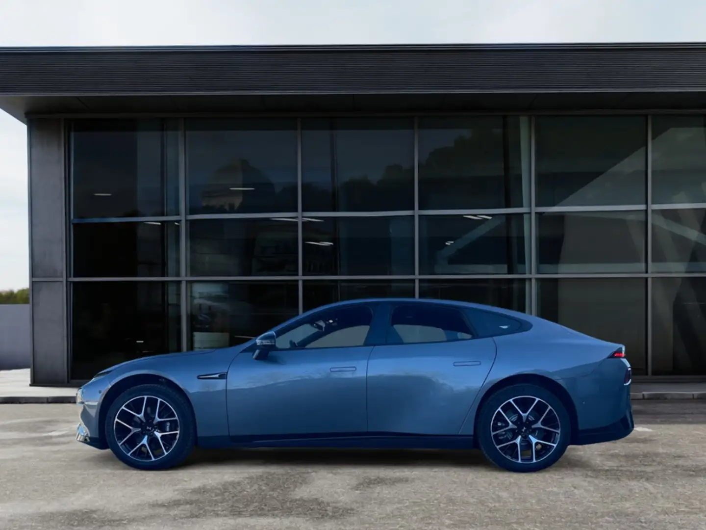 Xpeng P7 Performance AWD 86,2kWh Digitales Cockpit 360 Kame Grau - 2