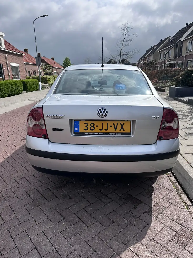 Volkswagen Passat 2.0 Trendline Gris - 2