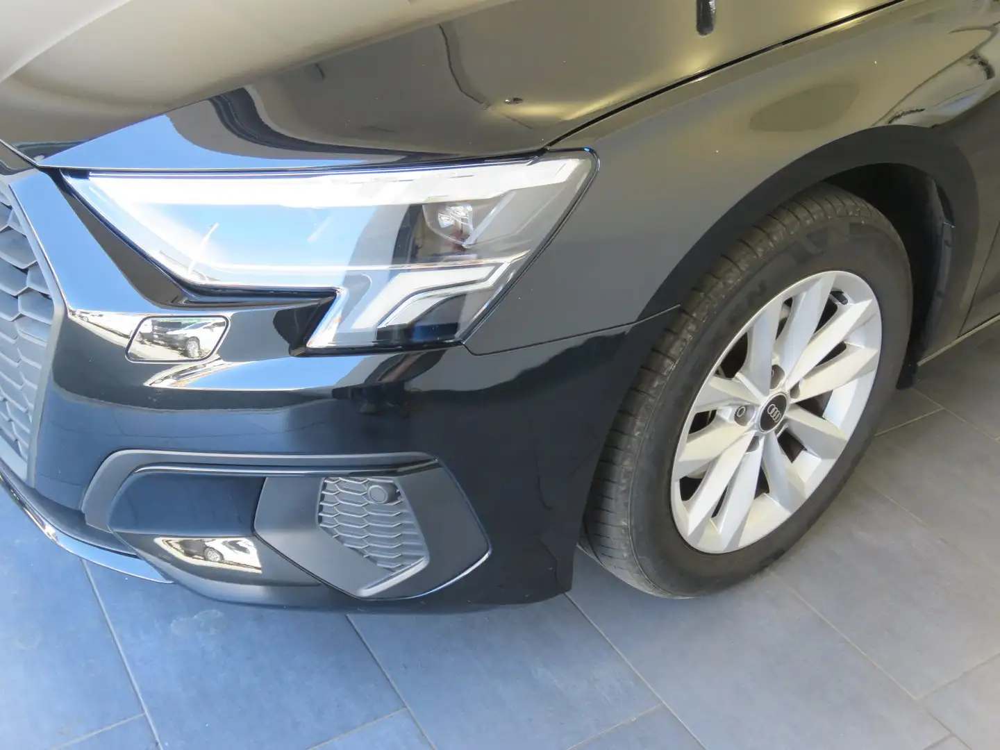 Audi A3 30 TFSI Schwarz - 2