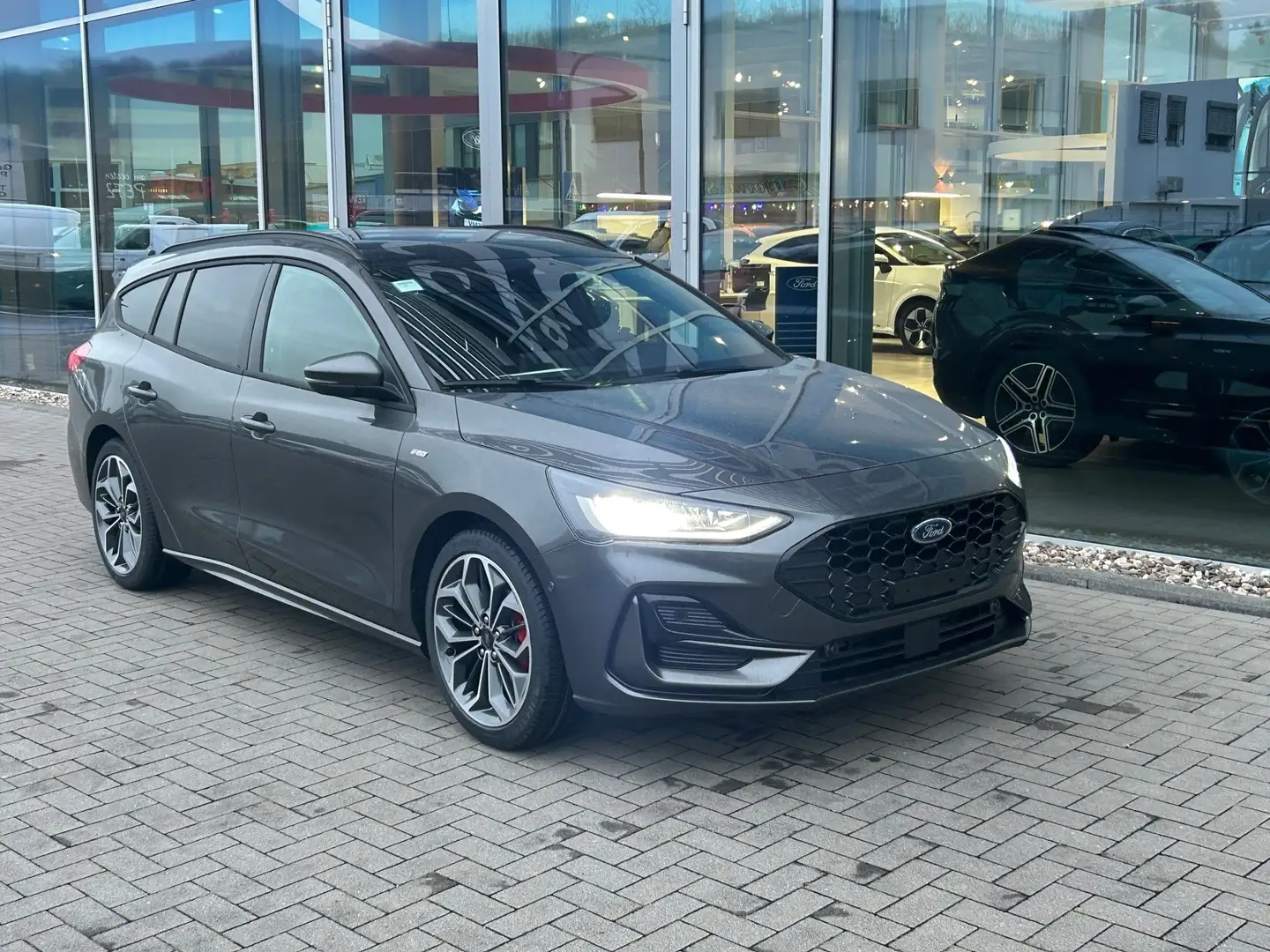 Ford Focus ST-LINE X *Panorama *iACC *TWA *RFK Grau - 2