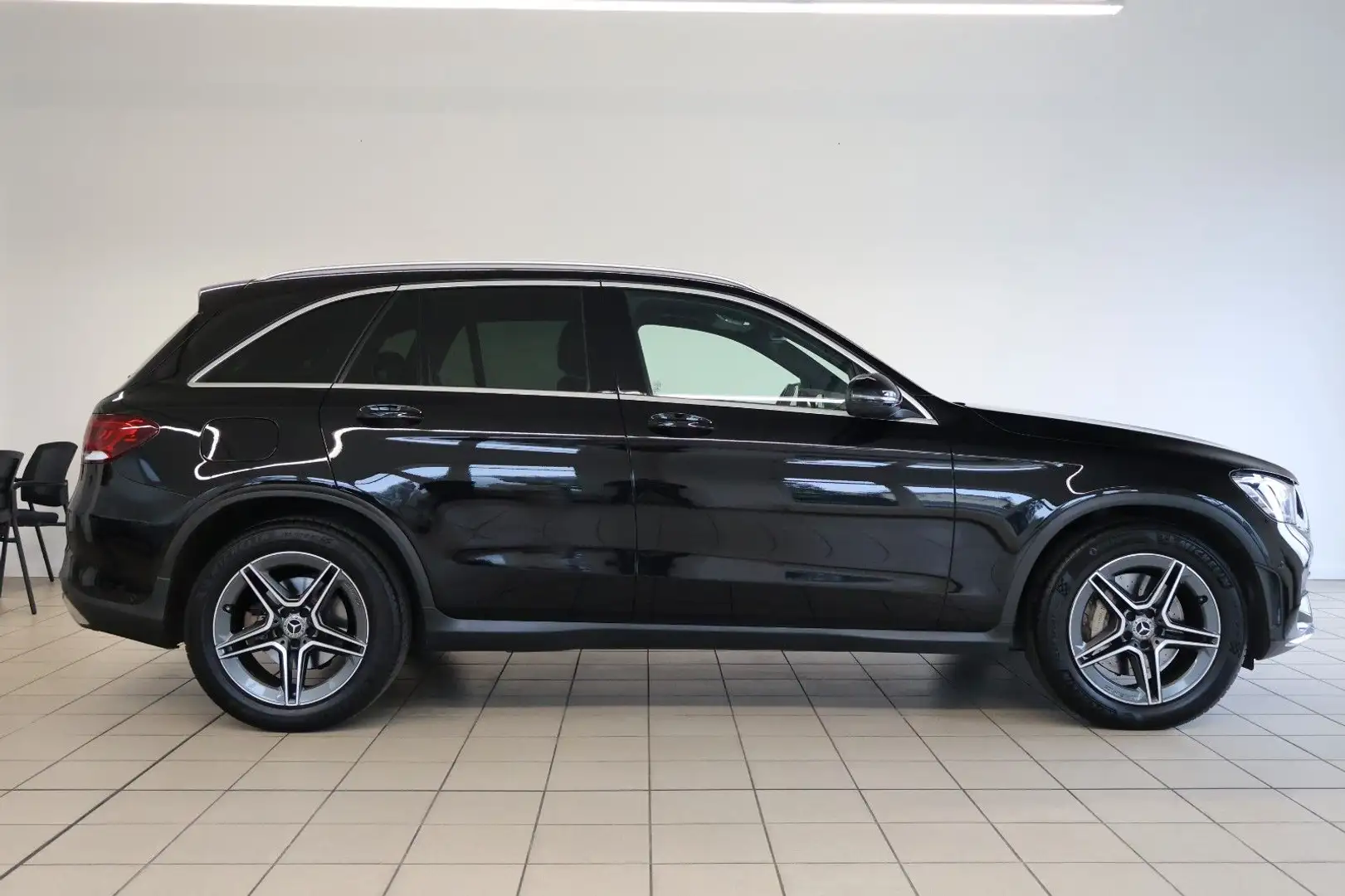 Mercedes-Benz GLC 300 4Matic Pano AHK Multibeam AMG Line Schwarz - 2