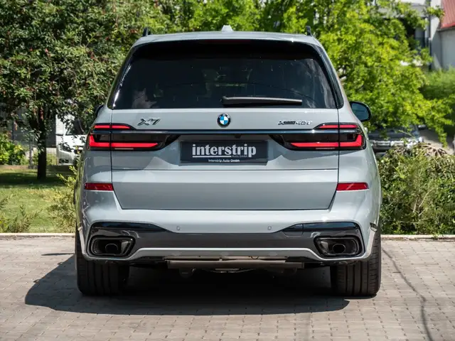 BMW X7 view 7