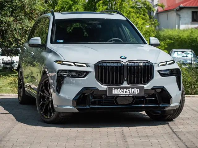 BMW X7 view 5