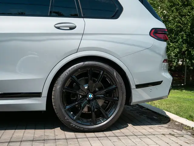 BMW X7 view 14