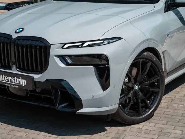 BMW X7 view 2