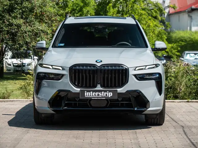 BMW X7 view 3