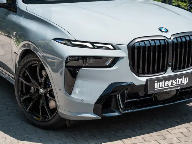 BMW X7 view 4