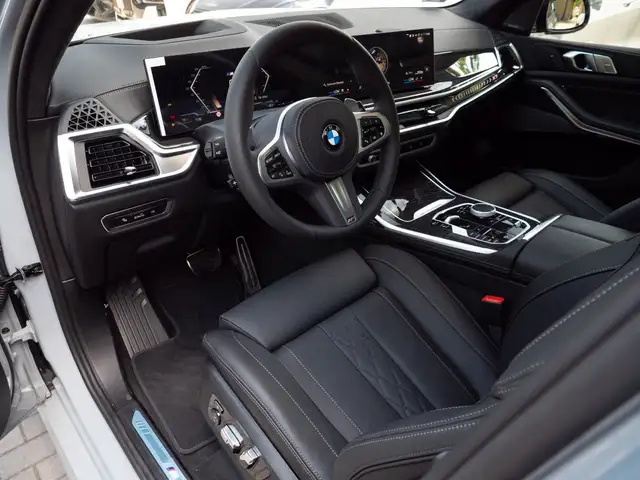 BMW X7 view 15