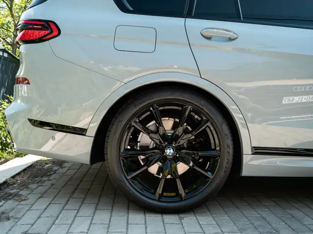 BMW X7 view 11