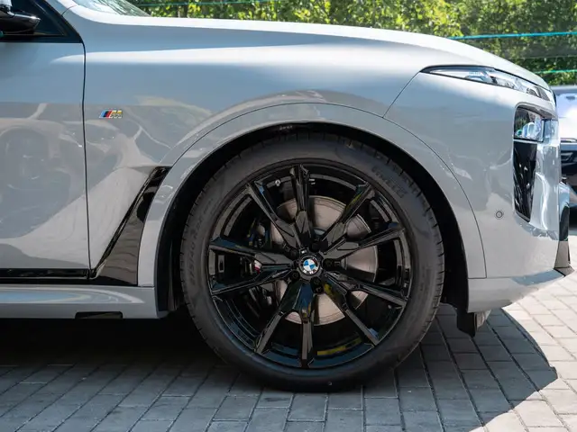 BMW X7 view 12