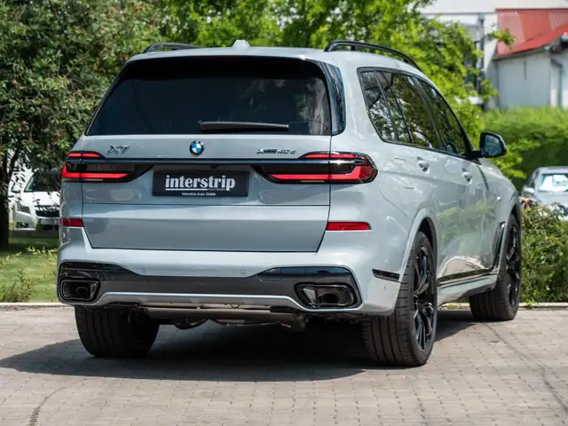 BMW X7 view 8