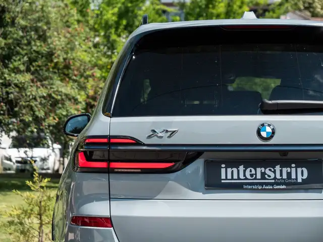 BMW X7 view 9