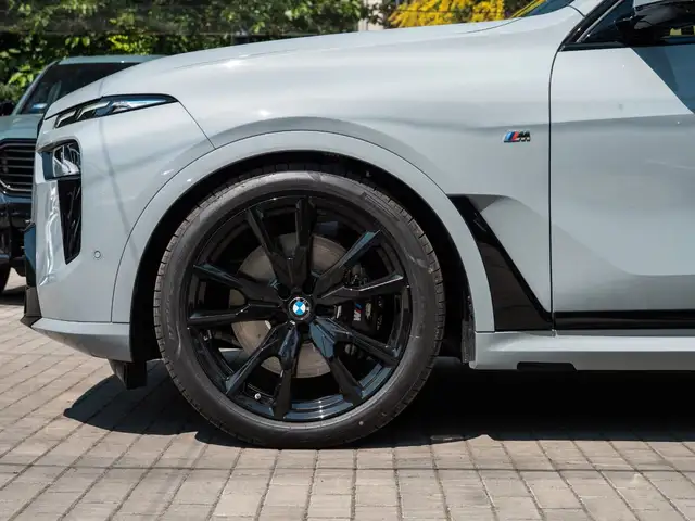 BMW X7 view 13