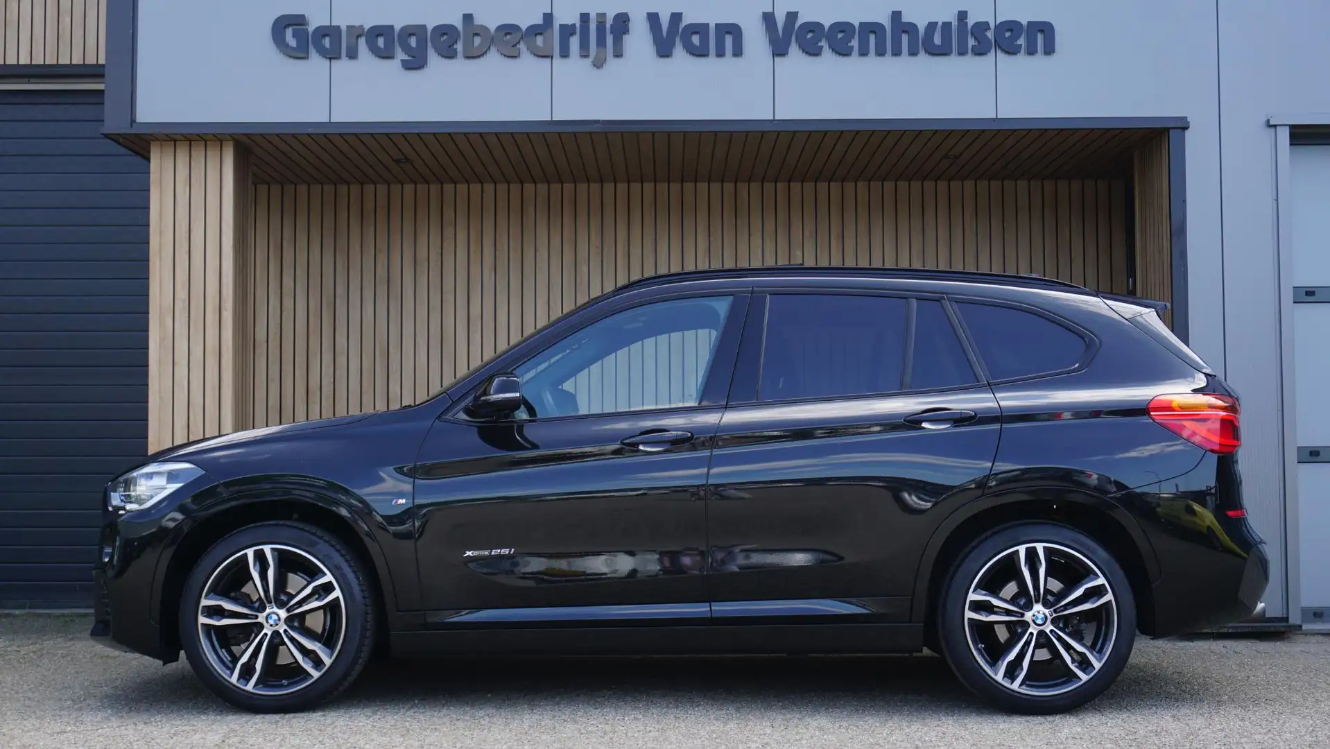 BMW X1 xDrive25i 232pk M-Sport & Shadow-Line Pano.Dak 19i Zwart - 2