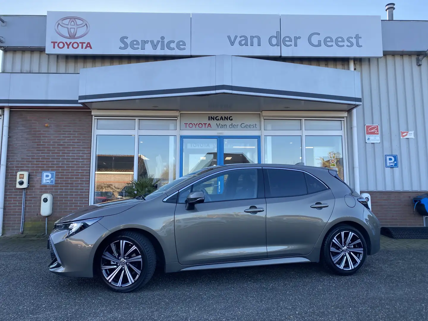 Toyota Corolla 1.8 Hybrid Dynamic Vert - 1