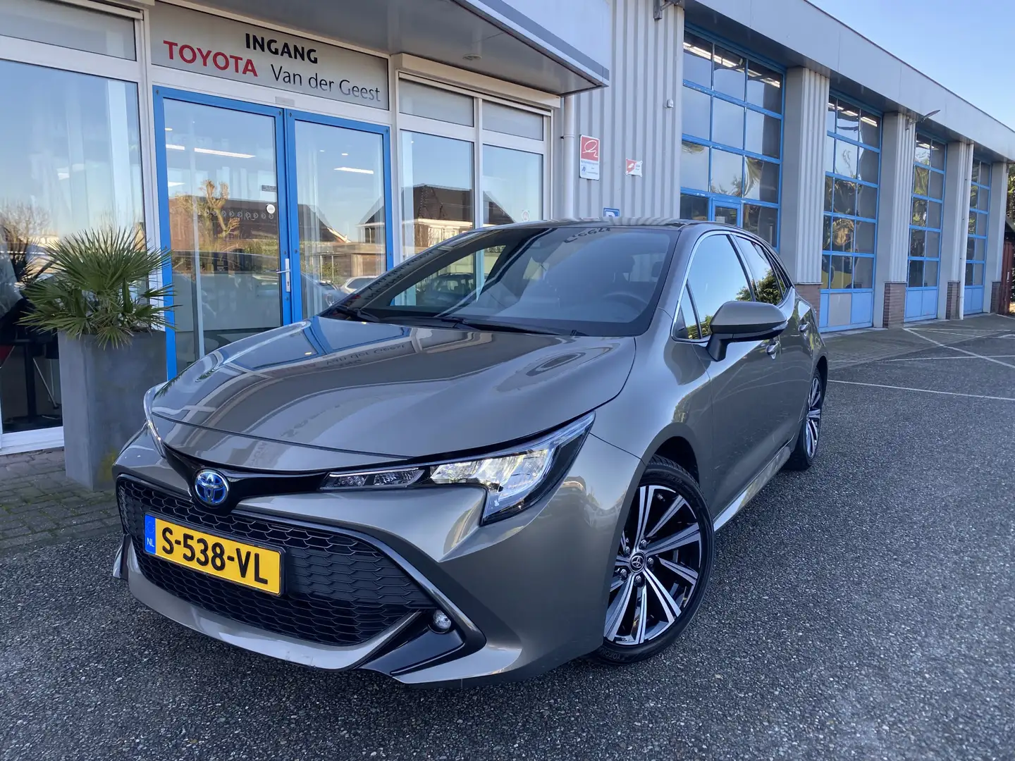 Toyota Corolla 1.8 Hybrid Dynamic Vert - 2