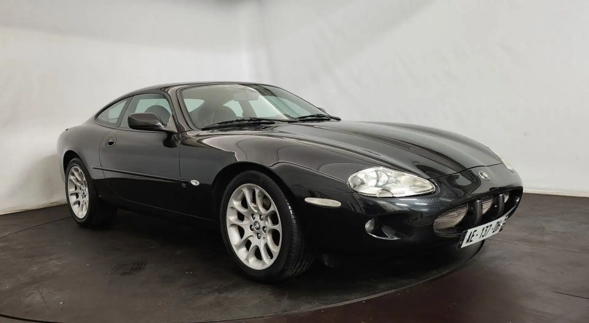 Jaguar XK8 Negro - 1
