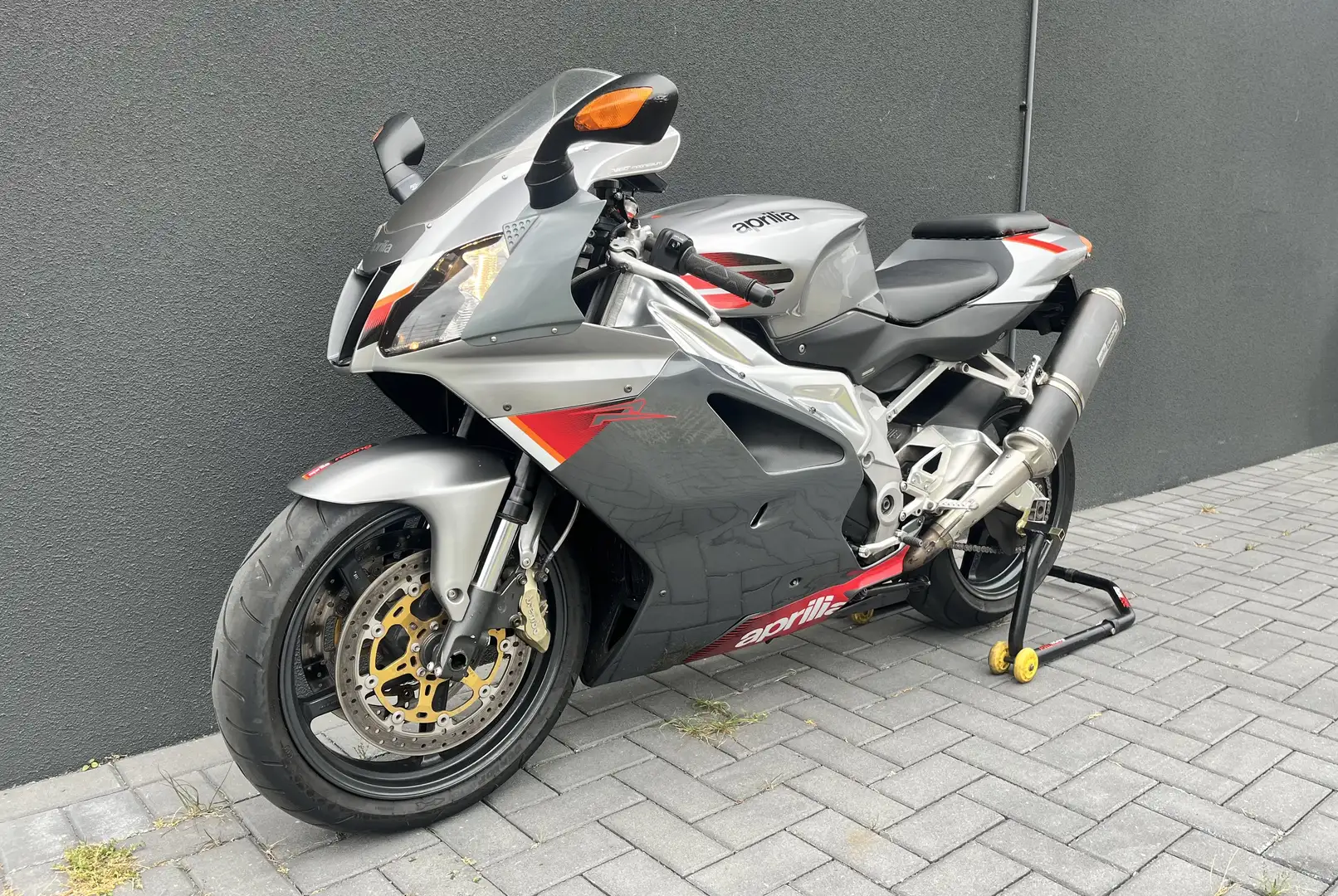 Aprilia RSV 1000 R - 1