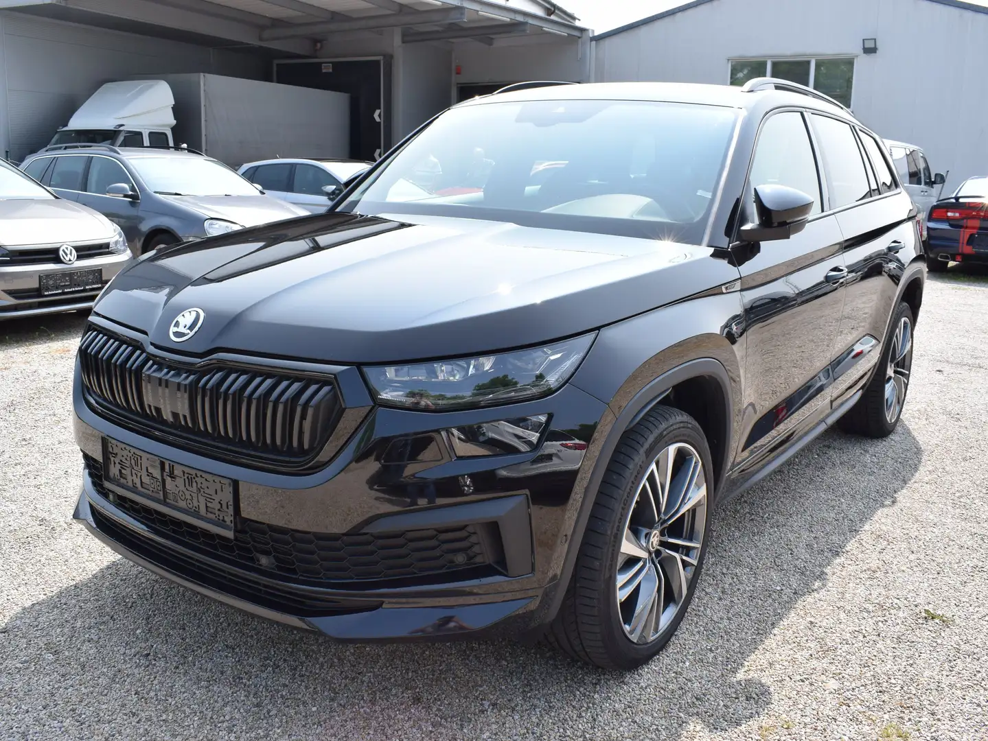 Skoda Kodiaq 2,0 TDI SCR 4x4 Sportline DSG Zwart - 1