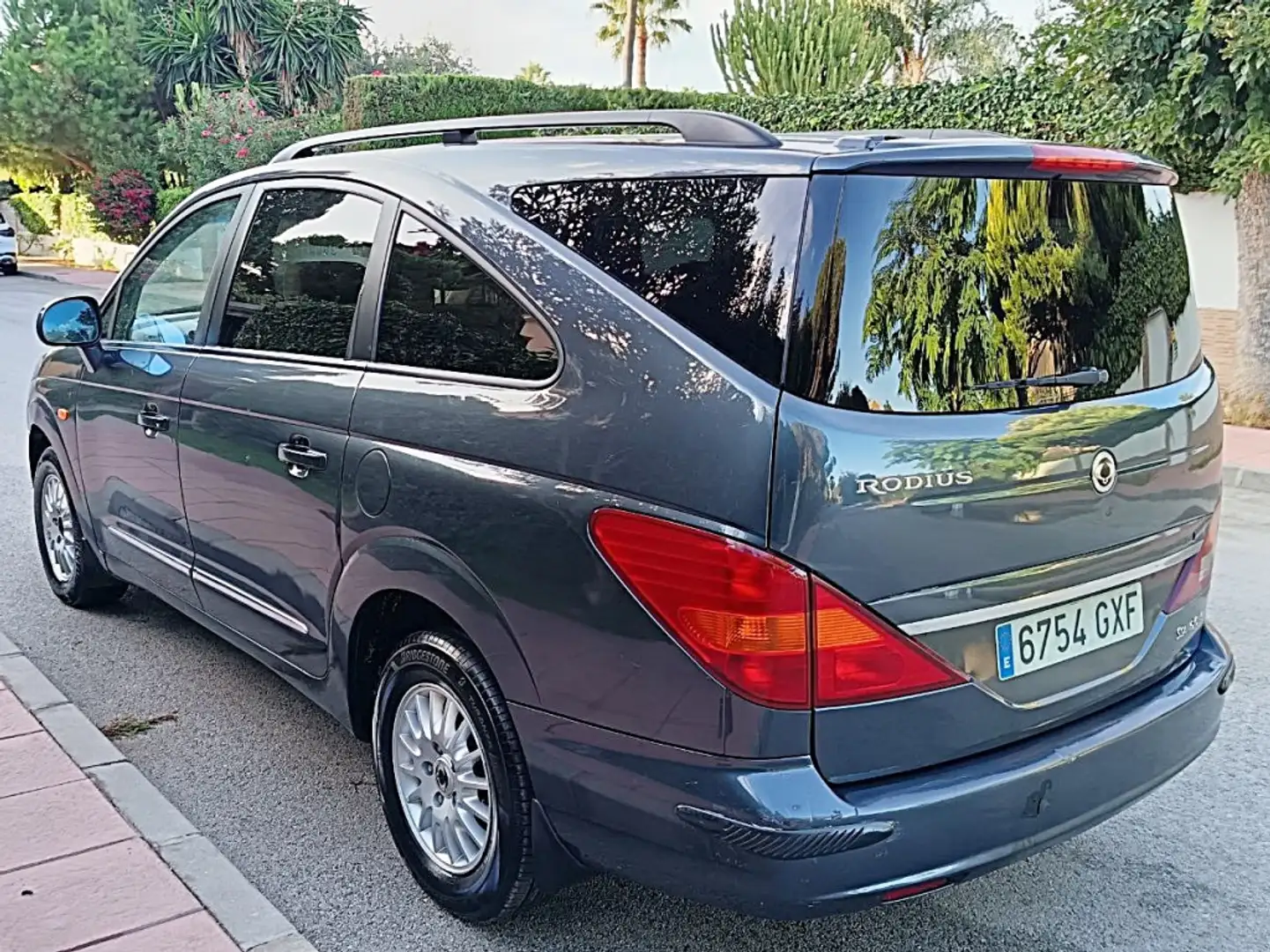 SsangYong Rodius 270 Xdi Gris - 2