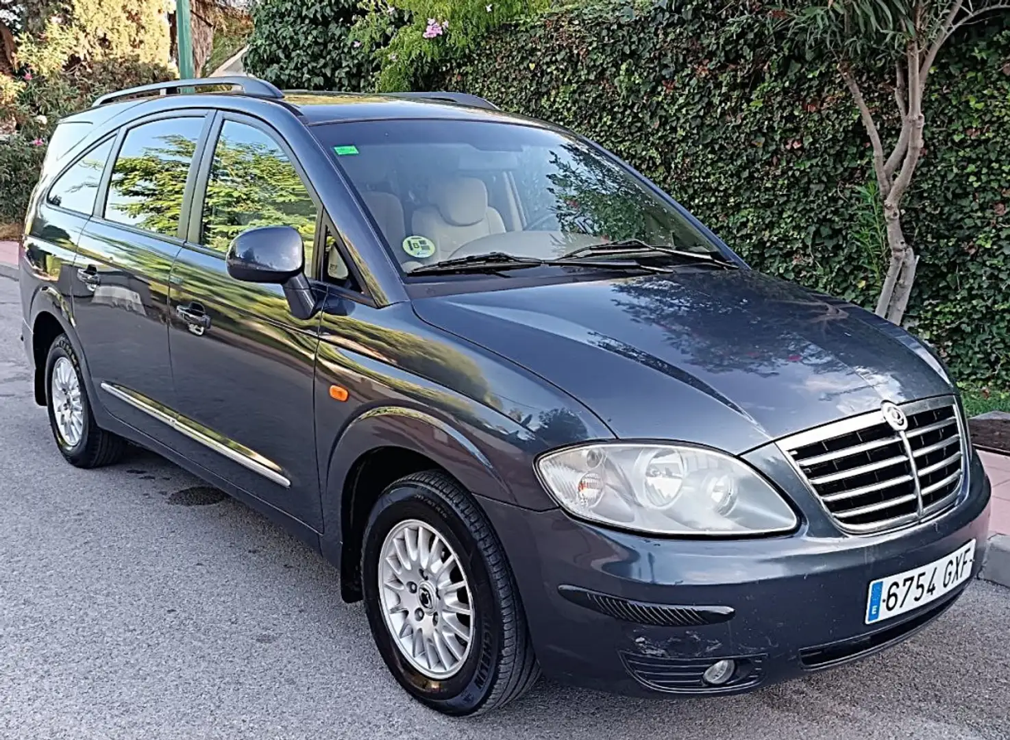 SsangYong Rodius 270 Xdi Gris - 1