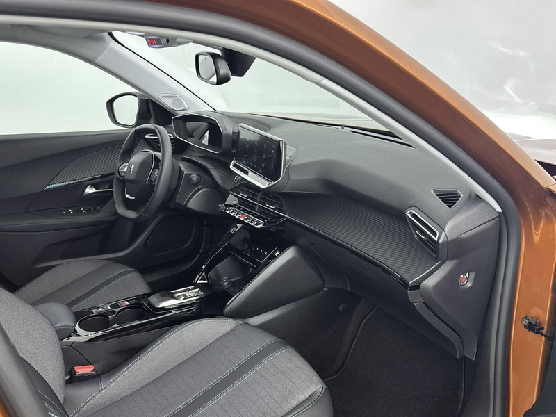 Peugeot e-2008 SUV EV 136 pk 50 kWh Allure | Camera | Voorstoelen — photo 9