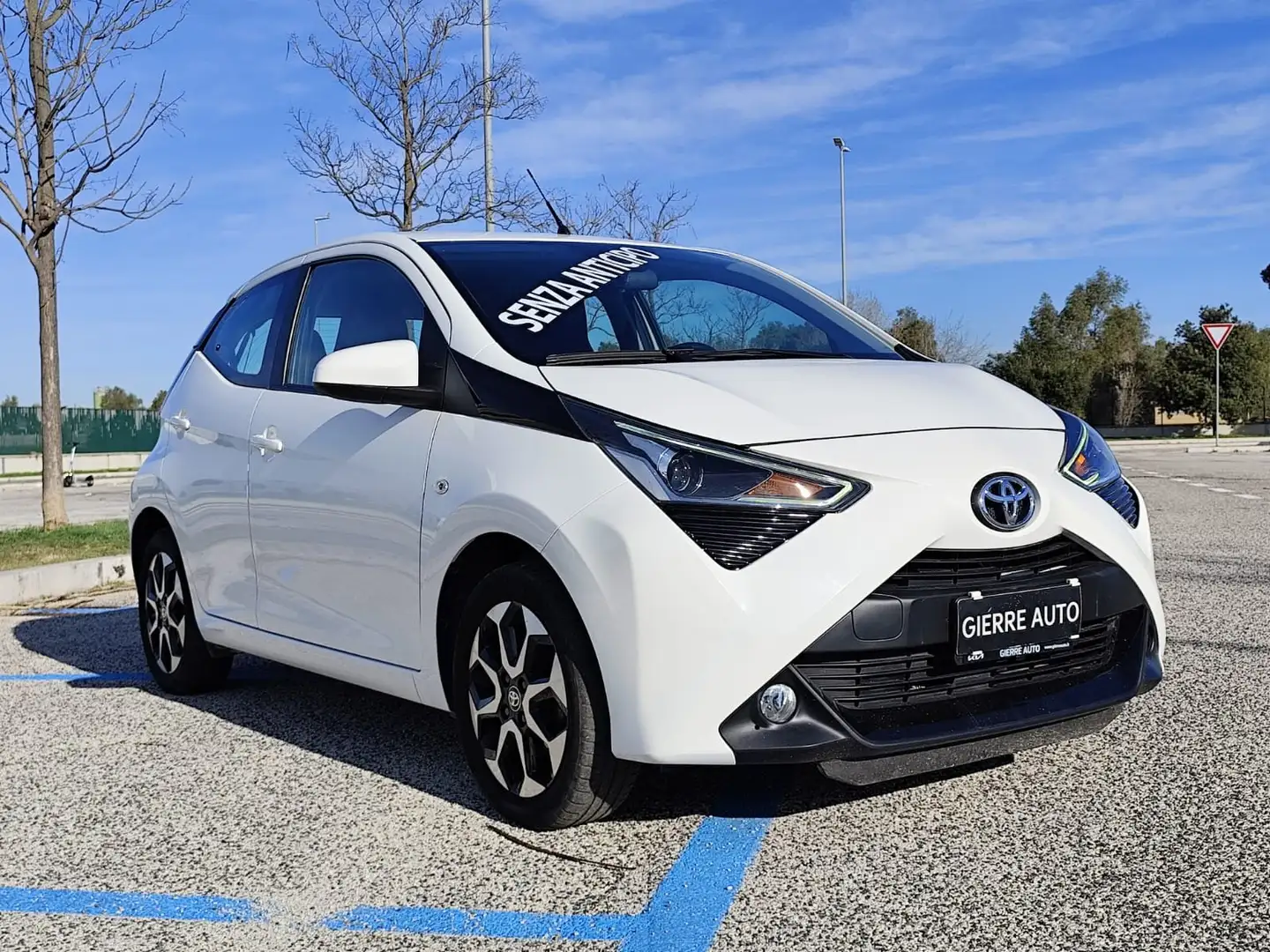 Toyota Aygo 5p 1.0 x-play VVT-i 72cv Blanc - 1
