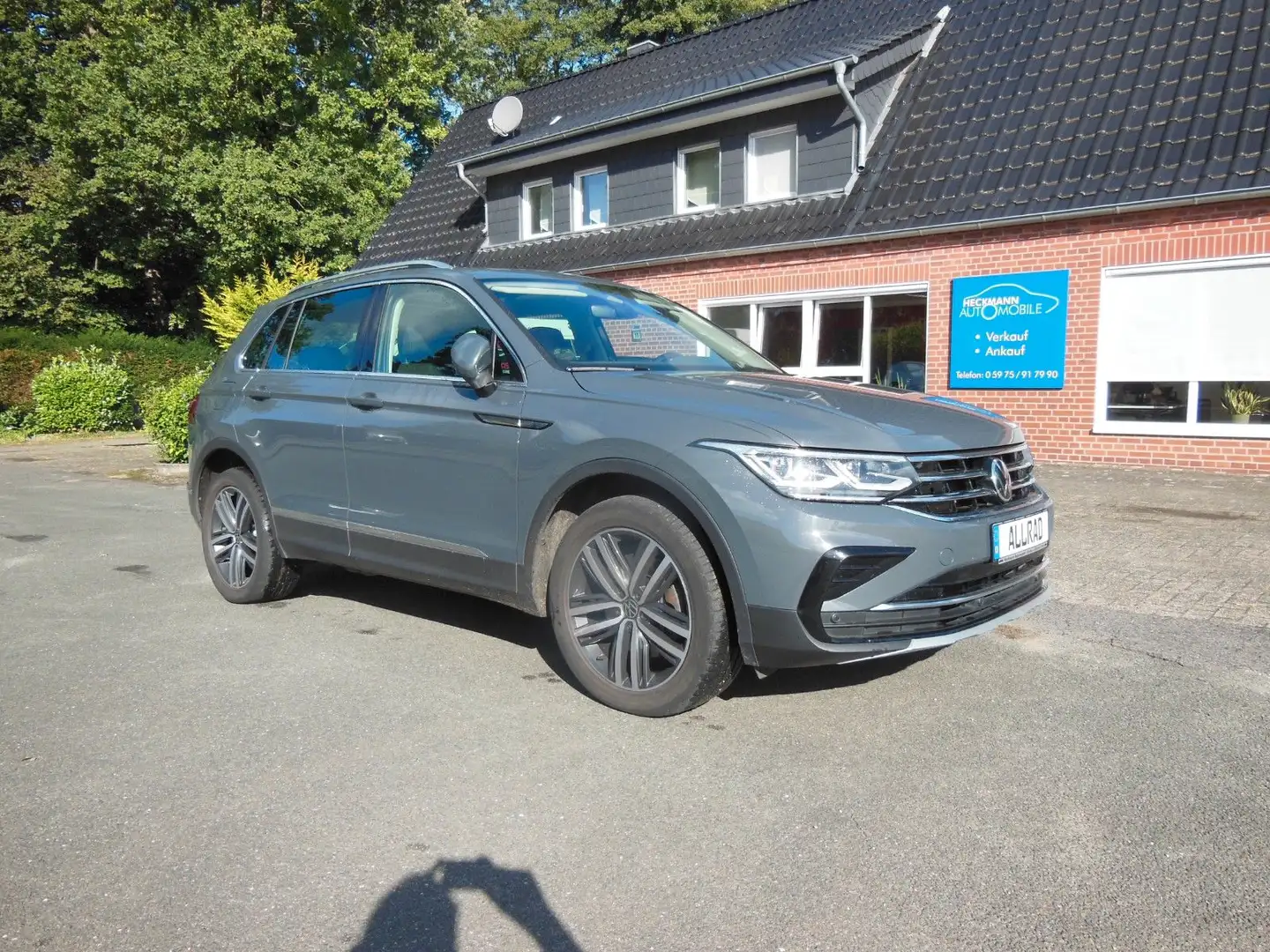 Volkswagen Tiguan Elegance TDI DSG 4M AHK/PANO/STANDHZG/19" Grau - 1