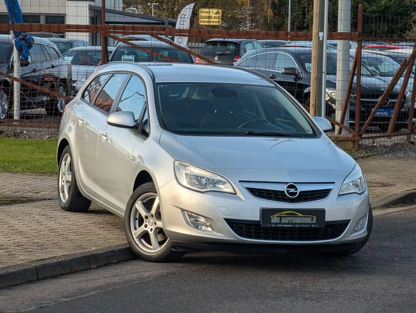 Opel Astra J Sports Tourer Design Edition*KLIMA*PDC ! Silber - 2