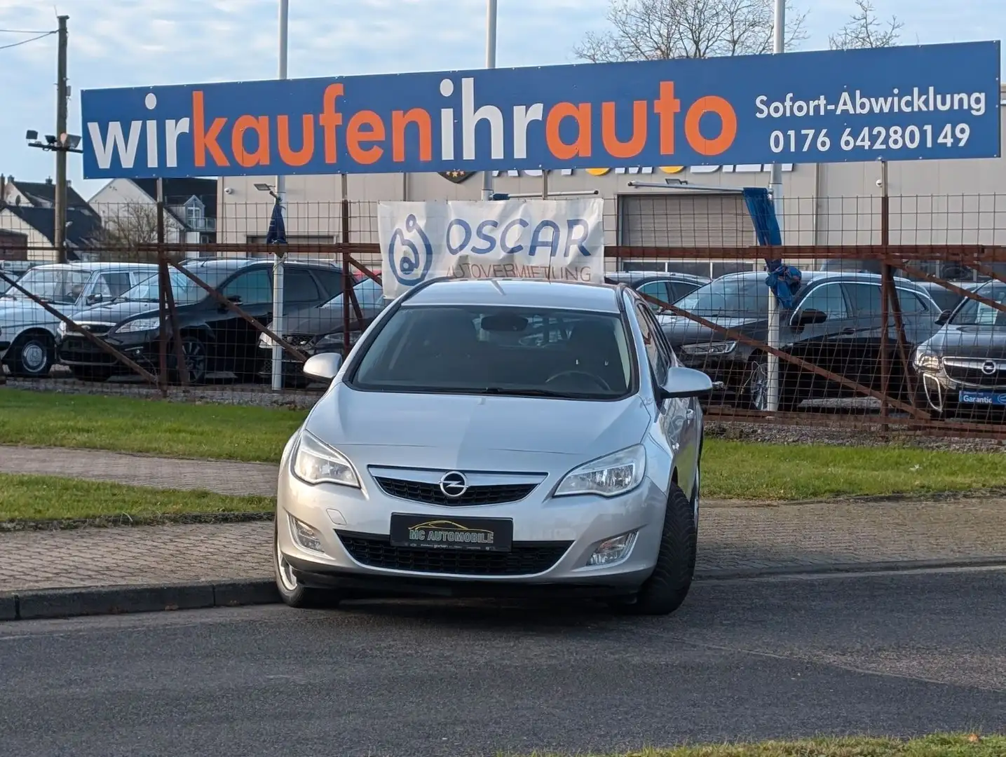 Opel Astra J Sports Tourer Design Edition*KLIMA*PDC ! Silber - 1