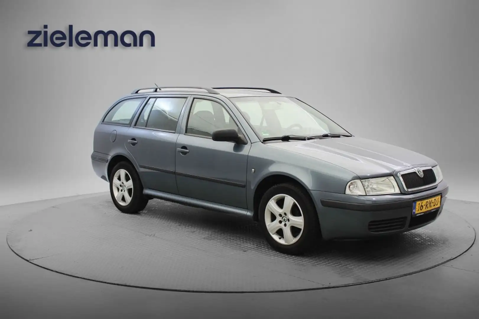 Skoda Octavia Combi 1.6 Celebrate - Clima, Cruise, Trekhaak Gris - 1