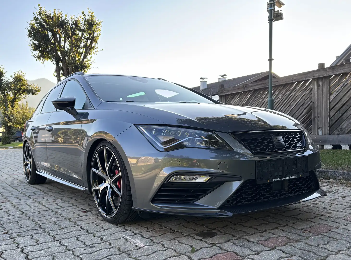 SEAT Leon ST Cupra 300 Carbon Edition Grau - 1