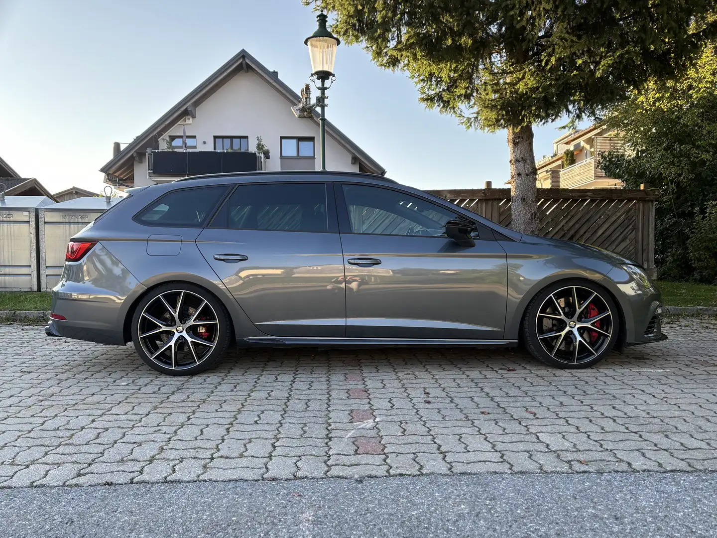 SEAT Leon ST Cupra 300 Carbon Edition Grau - 2