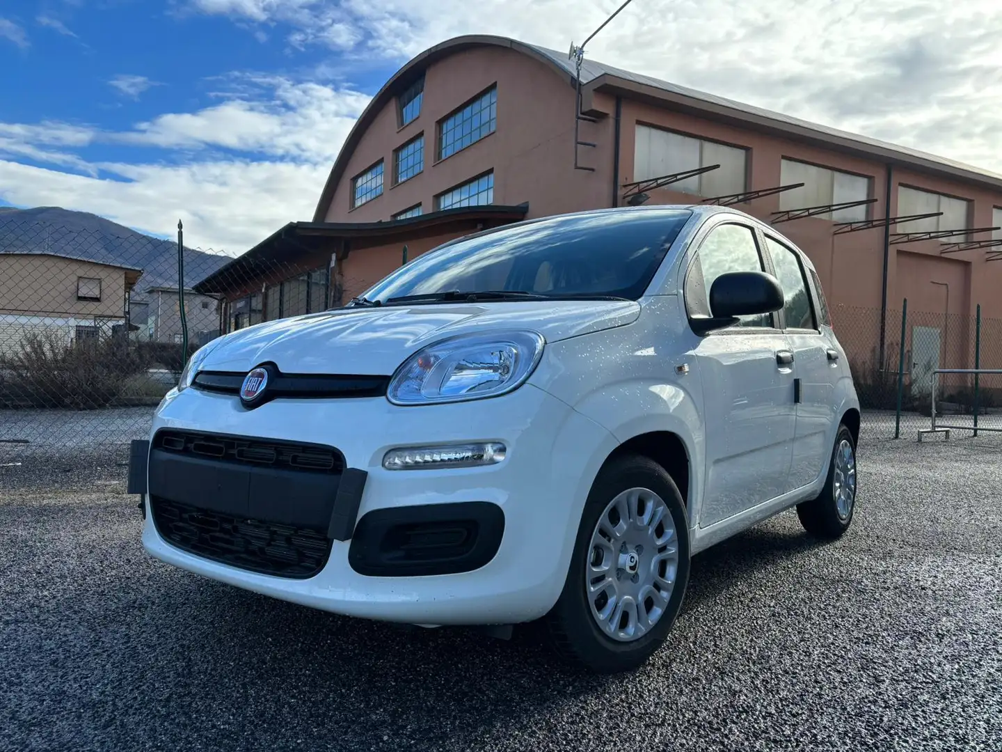 Fiat New Panda Pandina 1.0 65c.v Hybrid Pop Weiß - 1