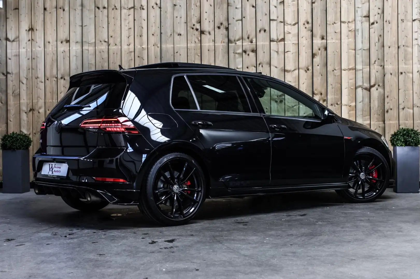 Volkswagen Golf GTI 2.0 TSI TCR *Akra*Pano*Dynaudio*Camera*Leder*DCC* Zwart - 2