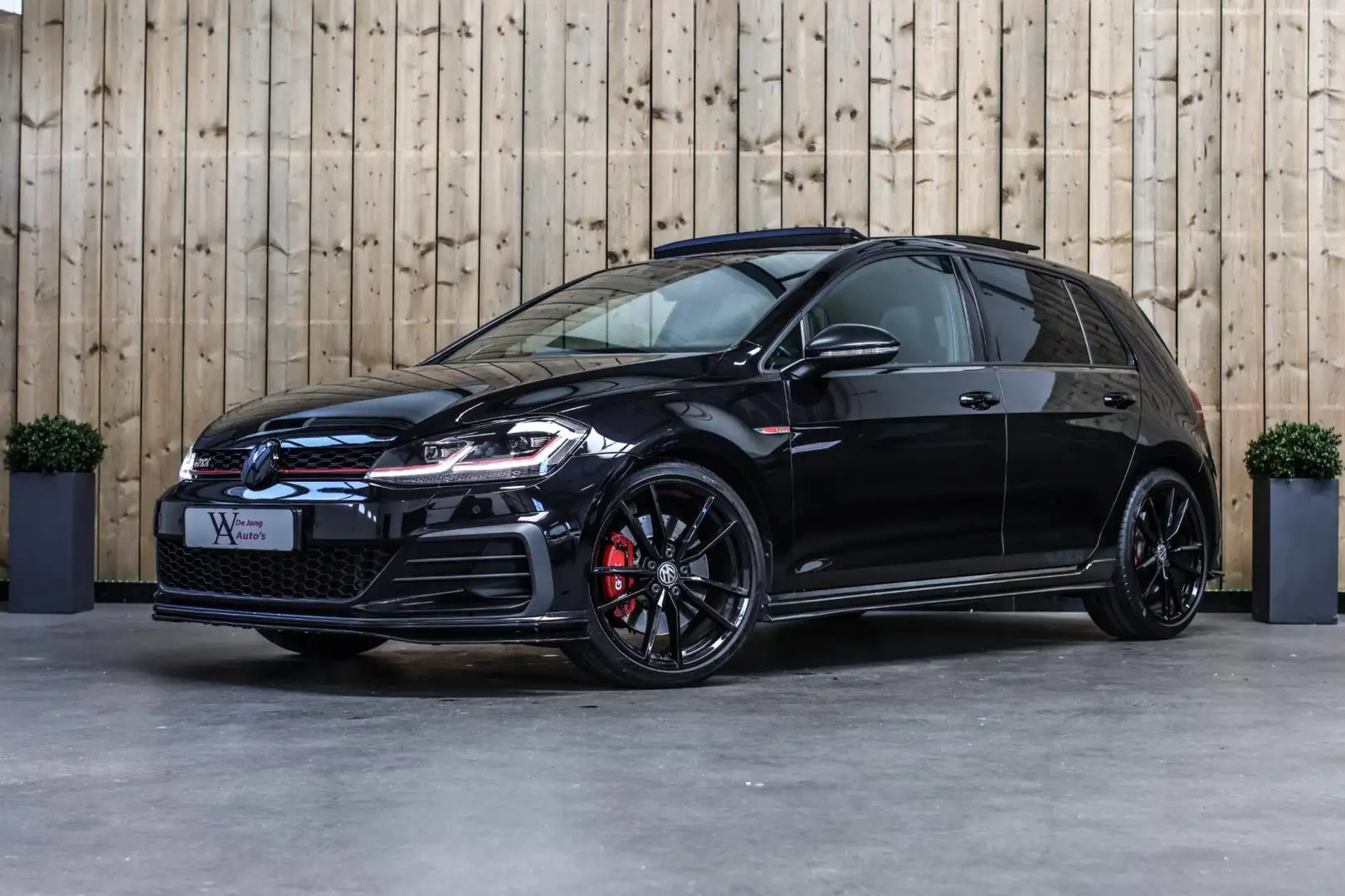 Volkswagen Golf GTI 2.0 TSI TCR *Akra*Pano*Dynaudio*Camera*Leder*DCC* Zwart - 1