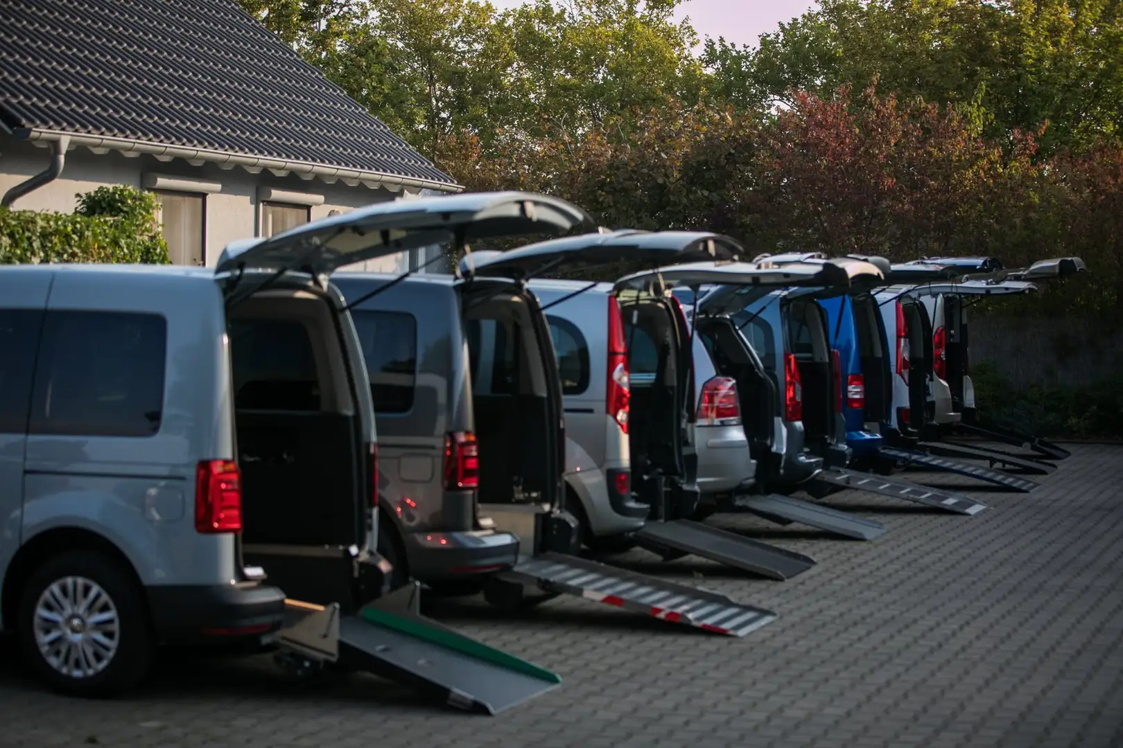 Volkswagen Caddy Maxi DSG Behindertengerecht Rollstuhlrampe 5+1 Nero - 1