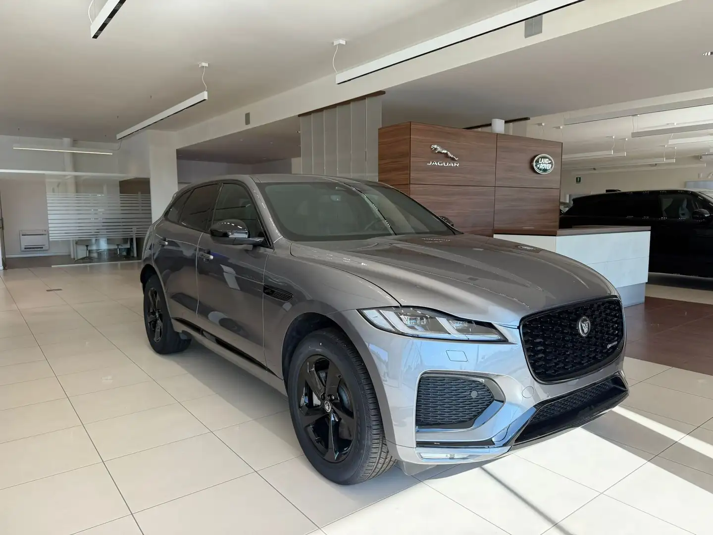 Jaguar F-Pace 2.0D 163CV AWD R-Dynamic S Gris - 1