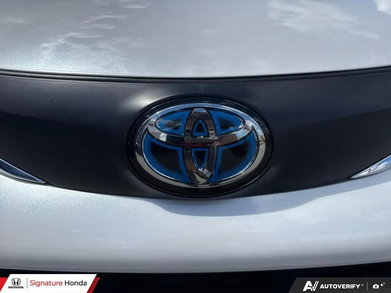 Toyota Sienna снимка Toyota Sienna